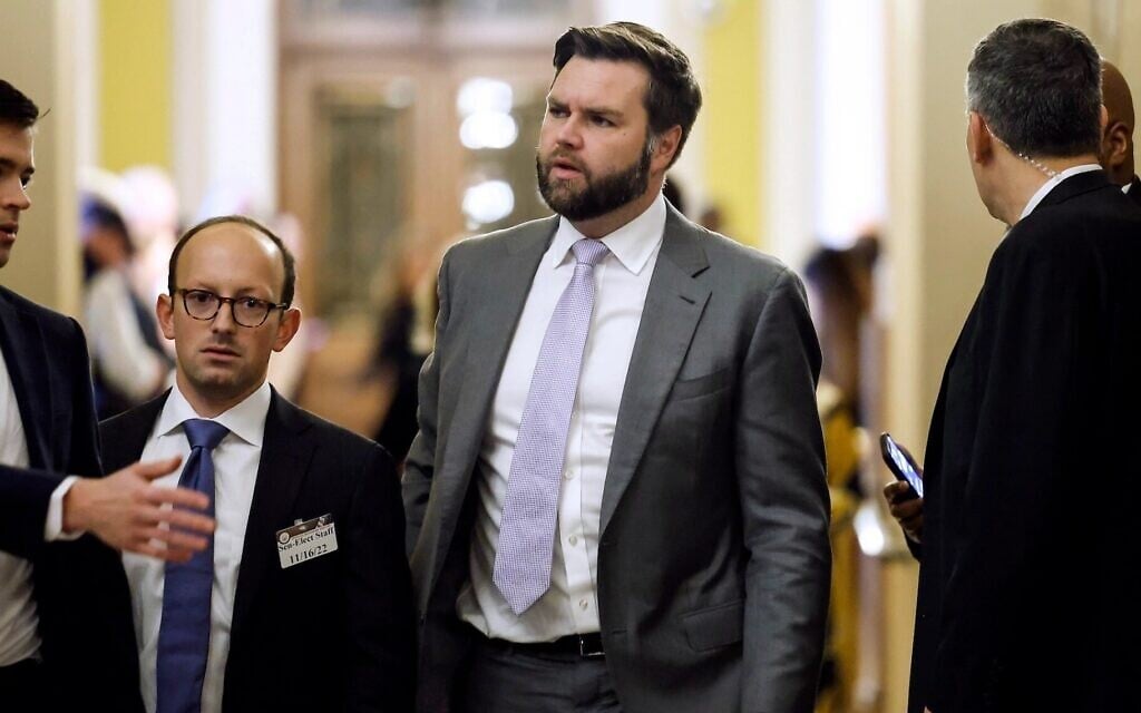 Jacob Reses (2e en partant de la gauche) accompagnant JD Vance lors d'une réunion avec les républicains du Sénat, au Capitole des États-Unis, à Washington, le 16 novembre 2022. (Crédit : Anna Moneymaker/Getty Images/via JTA) Jacob Reses (2e en partant de la gauche) accompagnant JD Vance lors d'une réunion avec les républicains du Sénat, au Capitole des États-Unis, à Washington, le 16 novembre 2022. (Crédit : Anna Moneymaker/Getty Images/via JTA)
