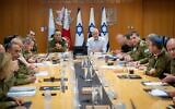 Le chef d'état-major de Tsahal, le lieutenant-général Herzi Halevi (centre gauche) et le chef du Shin Bet, Ronen Bar (centre droit), tiennent une évaluation avec des responsables militaires et de la défense au QG de Tsahal à Tel Aviv, le 28 juillet 2024. (Crédit : Armée israélienne)