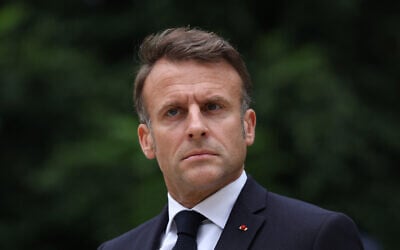 Le président français Emmanuel Macron passe en revue les troupes qui participeront au défilé du 14 juillet à Paris, le 2 juillet 2024. (Crédit : Aurélien Morissard/AFP)