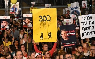 Des manifestants se rassemblent sur la place des otages de Tel Aviv, marquant les 300 jours de captivité des otages retenus dans la bande de Gaza et exigeant un accord immédiat pour leur retour le 1er août 2024. (Crédit : Paulina Patimer/Pro-Democracy Protest Movement)