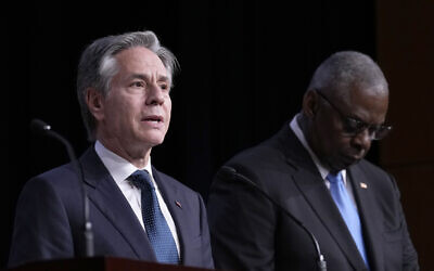 Le secrétaire d'État Antony Blinken, à gauche, et le secrétaire à la Défense Lloyd Austin, à droite, s'expriment lors d'une conférence de presse à l'Académie navale des États-Unis à Annapolis, mardi 6 août 2024. (Crédit : Susan Walsh/AP)