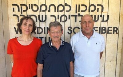 De gauche à droite : Les professeurs Ruth Heller, Yoav Benjamini et Daniel Yekutieli du département des statistiques et de la recherche opérationnelle de l'université de Tel Aviv, dans une image publiée le 6 août 2024. (Crédit : Autorisation)