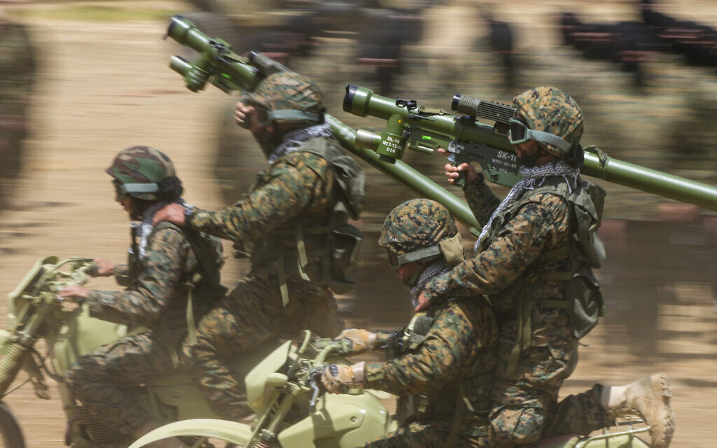 Des terroristes du Hezbollah effectuant un exercice d'entraînement dans le village d'Aaramta, dans le district de Jezzine, au sud-Liban, le 21 mai 2023. (Crédit : Hassan Ammar/AP) Des terroristes du Hezbollah effectuant un exercice d'entraînement dans le village d'Aaramta, dans le district de Jezzine, au sud-Liban, le 21 mai 2023. (Crédit : Hassan Ammar/AP)