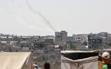 Des roquettes tirées depuis Khan Younès, dans le sud de la bande de Gaza, en direction d'Israël, le 5 août 2024. (Crédit : Bashar Taleb/AFP)
