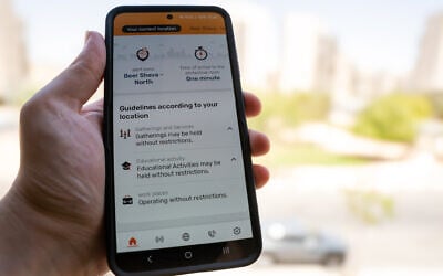 Un écran de téléphone montre l'application Commandement du Front intérieur le 8 août 2024. (Crédit : Emanuel Fabian/Times of Israel)