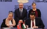 Des représentants de la Norvège et de l'Autorité palestinienne signant des accords, à Ramallah, le 30 novembre 2022. (Crédit : Wafa)