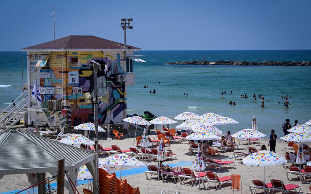 Des gens profitent de la plage à Tel Aviv le 7 août 2024. (Crédit : Avshalom Sassoni/Flash90)