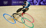 L'Israélien Mikhail Yakovlev participant à une épreuve de qualification du sprint masculin en cyclisme sur piste des Jeux olympiques de Paris 2024 au vélodrome national de Saint-Quentin-en-Yvelines, le 7 août 2024. (Crédit : John Macdougall/AFP)