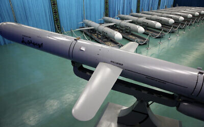 Sur cette image publiée par le ministère de la Défense iranien, des missiles de croisière Abu Mahdi sont présentés lors d'une cérémonie de remise des missiles à la marine nationale et à la marine des Gardiens de la révolution, en Iran, le 25 juillet 2023. Illustration (Crédit : ministère de la Défense iranien/AP)