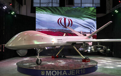 Le drone iranien "Mohajer 10" est présenté à l'exposition des réalisations de l'industrie de la défense iranienne, le 23 août 2023 à Téhéran. (Crédit : Atta Kenare/AFP/File)