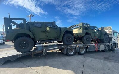 Matériel militaire fourni par les États-Unis arrivant en Israël, en décembre 2023. (Crédit : Bureau du porte-parole du ministère de la Défense)