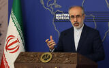 Le porte-parole du ministère des Affaires étrangères iranien, Nasser Kanaani, s'exprime lors d'une conférence de presse à Téhéran, la capitale, le 5 décembre 2022. (Crédit : ATTA KENARE/AFP)