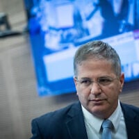 Le ministre de l'Éducation Yoav Kisch lors d'une réunion de la commission de l'Éducation, de la Culture et des Sports à la Knesset, à Jérusalem, le 26 juin 2024. (Crédit : Yonatan Sindel/Flash90)