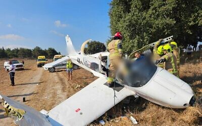 Des secouristes tentent d'extraire deux hommes d'un avion léger qui s'est écrasé dans le nord d'Israël le 29 août 2024. (Crédit : Or Cohen/Service israélien d'incendie et de secours, Hadera)