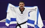 L'Israélien Asaf Yasur célèbre sa victoire en taekwondo aux Jeux paralympiques de Paris 2024, le 29 août 2024. (Crédit : Lilach Weiss-Rosenberg)