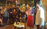 Sasha Ariev, sœur de l'otage du Hamas Karina Ariev, organise une Havdalah de fin de sabbat, pour marquer le 20e anniversaire de sa sœur, à la synagogue Kol Haneshama de Jérusalem, le 3 août 2024. (Crédit : Yishay Shavit)