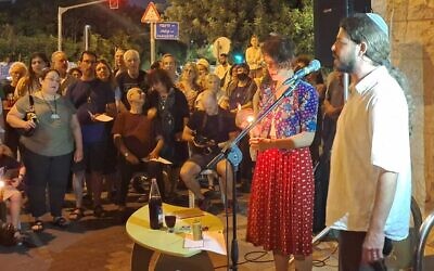 Sasha Ariev, sœur de l'otage du Hamas Karina Ariev, organise une Havdalah de fin de sabbat, pour marquer le 20e anniversaire de sa sœur, à la synagogue Kol Haneshama de Jérusalem, le 3 août 2024. (Crédit : Yishay Shavit)