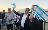 Le ministre israélien de l’Alyah et de l’Intégration, Ofir Sofer sur le tarmac en attendant la descente des nouveaux immigrants, le 1ᵉʳ août 2024. (Crédit : Telma Obadia)