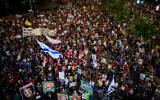 Les manifestants appellent à la libération des otages détenus par le Hamas dans la bande de Gaza aux abords de la Kirya, à Tel Aviv, le 24 août 2024. (Crédit : Avshalom Sassoni/Flash90)