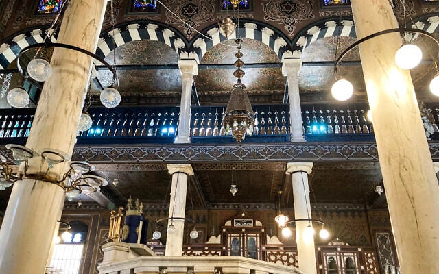 Illustration : Cette photo prise le 2 décembre 2023 offre une vue sur l’intérieur de la synagogue Ben Ezra, érigée au XIXe siècle et récemment restaurée dans le quartier copte du Caire. (Amir Makar/AFP)