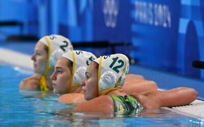 La numéro deux de l'équipe australienne  Keesja Gofers, la numéro 5 de l'équipe australienne Sienna Green et sa coéquipère Danijela Jackovich, la numéro douze, regardent pendant le match de water-polo pour la médaille d'or entre l'Australie et l'Espagne lors des Jeux olympiques de Paris, à Nanterre, le 10 août 2024. (Crédit :  Andreas SOLARO / AFP)