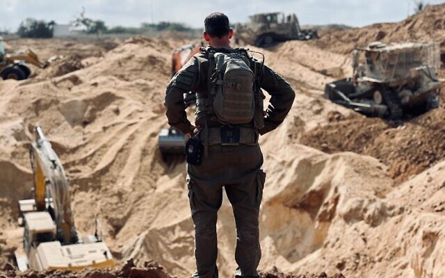 Des réservistes de la 252e division opérant dans le corridor de Netzarim dans le centre de la bande de Gaza, sur une photo publiée le 28 août 2024. (Crédit : Armée israélienne)