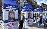 Une exposition visant à sensibiliser à la situation des otages détenus à Gaza en marge de la Convention nationale démocrate, à Chicago, le 20 août 2024. (Crédit : Jacob Magid/Times of Israel)