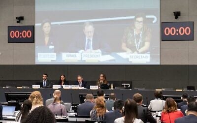 L'ambassadeur israélien Daniel Meron présidant la Conférence des Nations unies sur le désarmement, à Genève, en Suisse, le 20 août 2024. (Crédit : Ministère des Affaires étrangères)