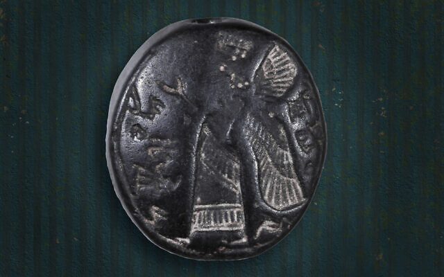 Un rare sceau datant de l'époque du Premier Temple trouvé à Jérusalem, sur une photo publiée le 29 août 2024. (Crédit : Eliyahu Yanaï/City of David)