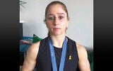 Amit Elor, médaillé d'or olympique américain en lutte, s'exprimant contre l'antisémitisme en portant un insigne jaune des otages, le 9 août 2024. (Crédit : Capture d'écran vidéo)
