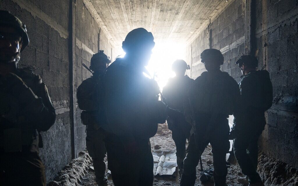 Des soldats dans un tunnel inhabituellement grand découvert par l’armée israélienne, dans la zone frontalière entre Gaza et l'Égypte, sur une photo autorisée à la publication le 4 août 2024. (Crédit : Armée israélienne)