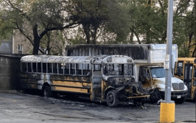Un autobus scolaire incendié à Toronto.
(Crédit : Capture d’écran / X)