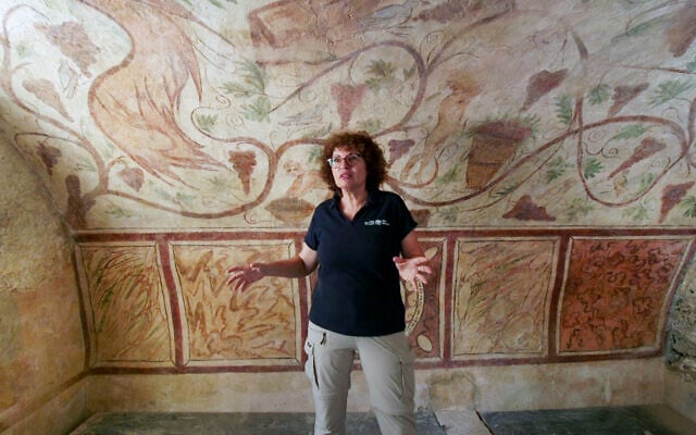 La docteure Elena Kogan-Zehavi, de l'Autorité israélienne des Antiquités, dans les tombeaux romains découverts à Ashkelon après leur restauration, une image diffusée le 27 août 2023. (Crédit :  Emil Aladjem, IAA)