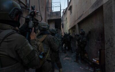 Des soldats de l’armée israélienne opérant près de Jénine, en Cisjordanie, le 6 août 2024. (Crédit : Armée israélienne)
