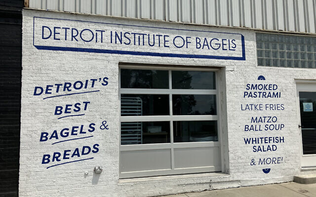 La vitrine fermée de l'Institut de bagels de Detroit, dans le Michigan, après le départ des employés qui s'insurgeaient contre le nouveau propriétaire "sioniste" de l'enseigne, le 31 juillet 2024. (Crédit : Andrew Lapin/JTA)