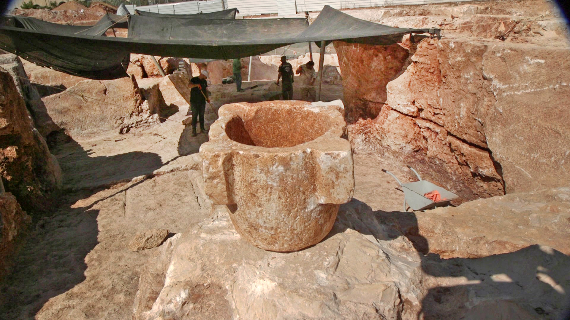 Un récipient en pierre appartenant à la population juive de la période du Second Temple, découvert dans la carrière, sur une photo publiée le 1er août 2024. (Crédit : Emil Aladjem/IAA)
