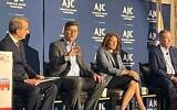 Jason Isaacson de l'AJC, Rep. Brad Schneider, Halie Soifer de la JDCA et l'ancien ambassadeur américain en Israël Tom Nides s'exprimant sur un panel de l'AJC en marge de la Convention nationale démocrate, à Chicago, le 20 août 2024. (Crédit : Autorisation)