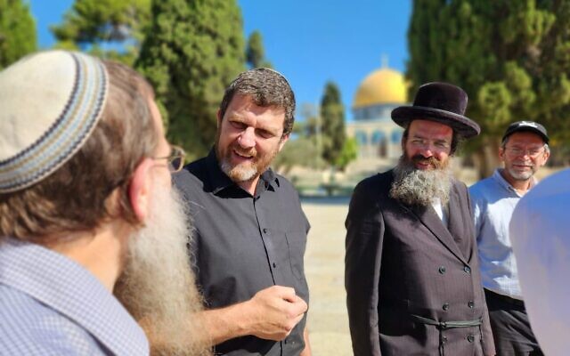 Le député Likud Amit Halevi (au centre) en visite sur le mont du Temple à Jérusalem lors de Tisha BeAv, le 13 août 2024. (Crédit : Autorisation)
