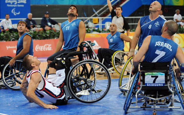 Joueurs israéliens (en bleu) et américains s'affrontent au basket-ball, dans le groupe B des Jeux paralympiques de Pékin 2008, à Pékin, le 7 septembre 2008. (Mark Ralston / AFP)