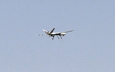 Illustration : Un drone américain MQ-9 Reaper survolant la ville de Kandahar, le 27 septembre 2023. (Crédit : Massoud Hossaini/AFP)