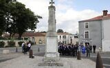 Le président français Emmanuel Macron (centre), visite la ville natale de Georges Clemenceau (1841-1929), un contributeur majeur à la victoire des Alliés lors de la Première Guerre mondiale, à Mouilleron-Saint-Germain en Vendée, dans l'ouest de la France, le 13 juin 2018. (Photo par LUDOVIC MARIN / diverses sources / AFP)