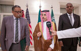 Une photo fournie par l'Agence de presse saoudienne (SPA) le 21 mai 2023 montre le ministre saoudien des Affaires étrangères Faisal bin Farhan (centre), entouré de représentants de l'armée soudanaise et des Forces de soutien rapide paramilitaire, s'adressant aux médias après que les deux hommes aient signé un accord de cessez-le-feu à Jeddah. (Photo de AFP PHOTO / HO / SPA)