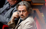 Aymeric Caron, député français de La France Insoumise (LFI) lors d'une séance de questions au gouvernement à l'Assemblée nationale, à Paris, le 18 juillet 2023. (Crédit : Geoffroy Van der Hasselt / AFP)