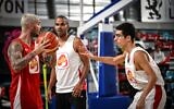 Le président français de l'ASVEL Lyon-Villeurbanne, Tony Parker (au centre), avec le chanteur français M Pokora (à gauche) lors d'un match de basket d'exhibition et d'un concert au gymnase Mado Bonnet, à Lyon, le 26 octobre 2023. (Crédit : OLIVIER CHASSIGNOLE / AFP)