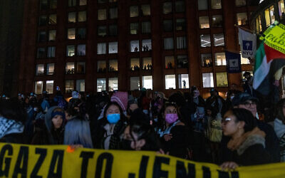 Des étudiants et des activistes anti-israéliens manifestent contre la guerre Israël-Hamas sur le campus de l'université de New York, le 24 avril 2024. (Crédit : Alex Kent / AFP)