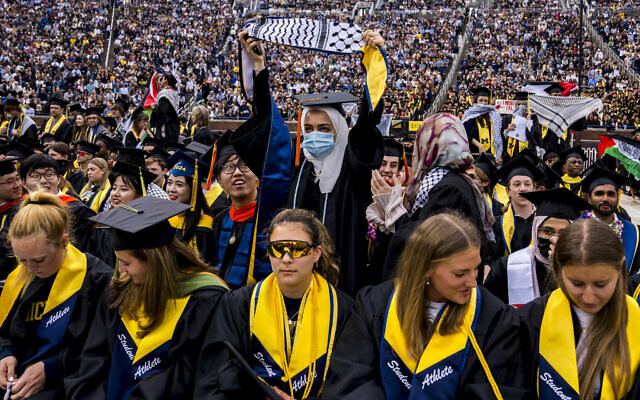 Une étudiante brandit un keffieh lors d'une manifestation pro-palestinienne au moment de la cérémonie de remise des diplômes de l'Université du Michigan, le 4 mai 2024 au Michigan Stadium d'Ann Arbor, dans le Michigan. (Nic Antaya / GETTY IMAGES AMÉRIQUE DU NORD / Getty Images via AFP) Une étudiante brandit un keffieh lors d'une manifestation pro-palestinienne au moment de la cérémonie de remise des diplômes de l'Université du Michigan, le 4 mai 2024 au Michigan Stadium d'Ann Arbor, dans le Michigan. (Nic Antaya / GETTY IMAGES AMÉRIQUE DU NORD / Getty Images via AFP)