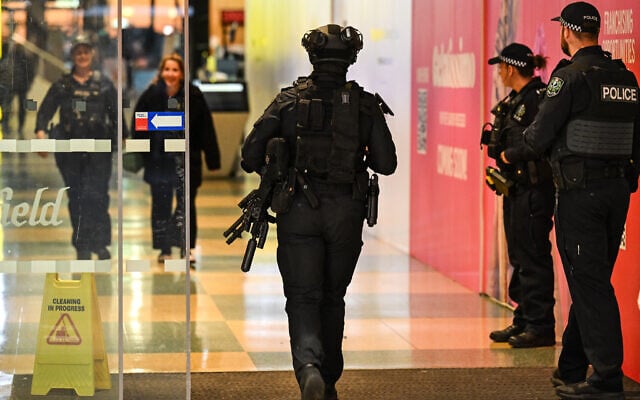 Des policiers lourdement armés et la Star Force montent la garde à l'entrée du centre commercial Westfield Marion, dans la banlieue d'Adélaïde, le 23 juin 2024 (Crédit : MICHAEL ERREY / AFP). Des policiers lourdement armés et la Star Force montent la garde à l'entrée du centre commercial Westfield Marion, dans la banlieue d'Adélaïde, le 23 juin 2024 (Crédit : MICHAEL ERREY / AFP).