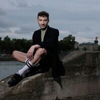 Thomas Jolly, le directeur artistique des cérémonies d'ouverture et de clôture des Jeux olympiques et paralympiques de Paris 2024, sur un mur près de la Seine, à Paris, le 2 juillet 2024. (Crédit : Joel Saget/AFP)