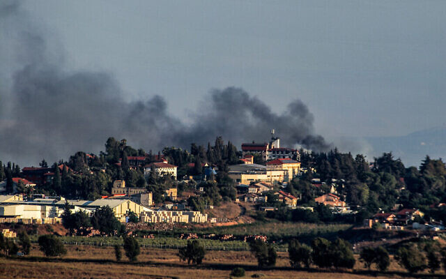 Des panaches de fumée s'élèvent suite au tir de roquettes depuis Marjeyoun, dans le sud-Liban, en direction de Metula, de l'autre côté de la frontière, dans le nord d'Israël, le 12 juillet 2024 (Rabih Daher/AFP) Des panaches de fumée s'élèvent suite au tir de roquettes depuis Marjeyoun, dans le sud-Liban, en direction de Metula, de l'autre côté de la frontière, dans le nord d'Israël, le 12 juillet 2024 (Rabih Daher/AFP)