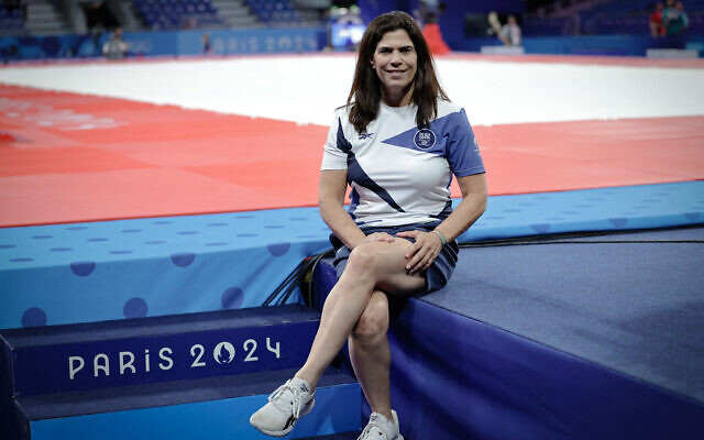 La présidente du Comité olympique d'Israël, Yael Arad, première Israélienne à avoir remporté une médaille olympique aux Jeux olympiques de Barcelone en 1992, pose lors d'une séance photo au Champ-de-Mars Arena, le site de judo des Jeux olympiques de Paris 2024, à Paris, le 1er août 2024. (Crédit : STEPHANE DE SAKUTIN / AFP) La présidente du Comité olympique d'Israël, Yael Arad, première Israélienne à avoir remporté une médaille olympique aux Jeux olympiques de Barcelone en 1992, pose lors d'une séance photo au Champ-de-Mars Arena, le site de judo des Jeux olympiques de Paris 2024, à Paris, le 1er août 2024. (Crédit : STEPHANE DE SAKUTIN / AFP)